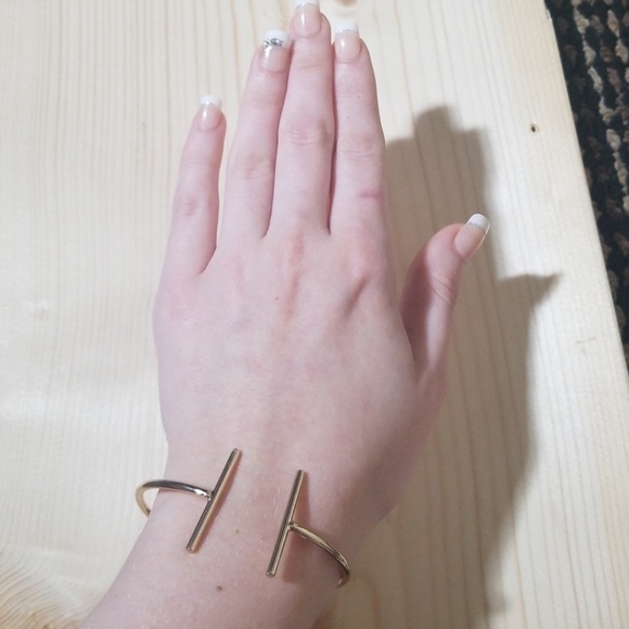 Gold open cuff minimalist braclet - Picture 3 of 4